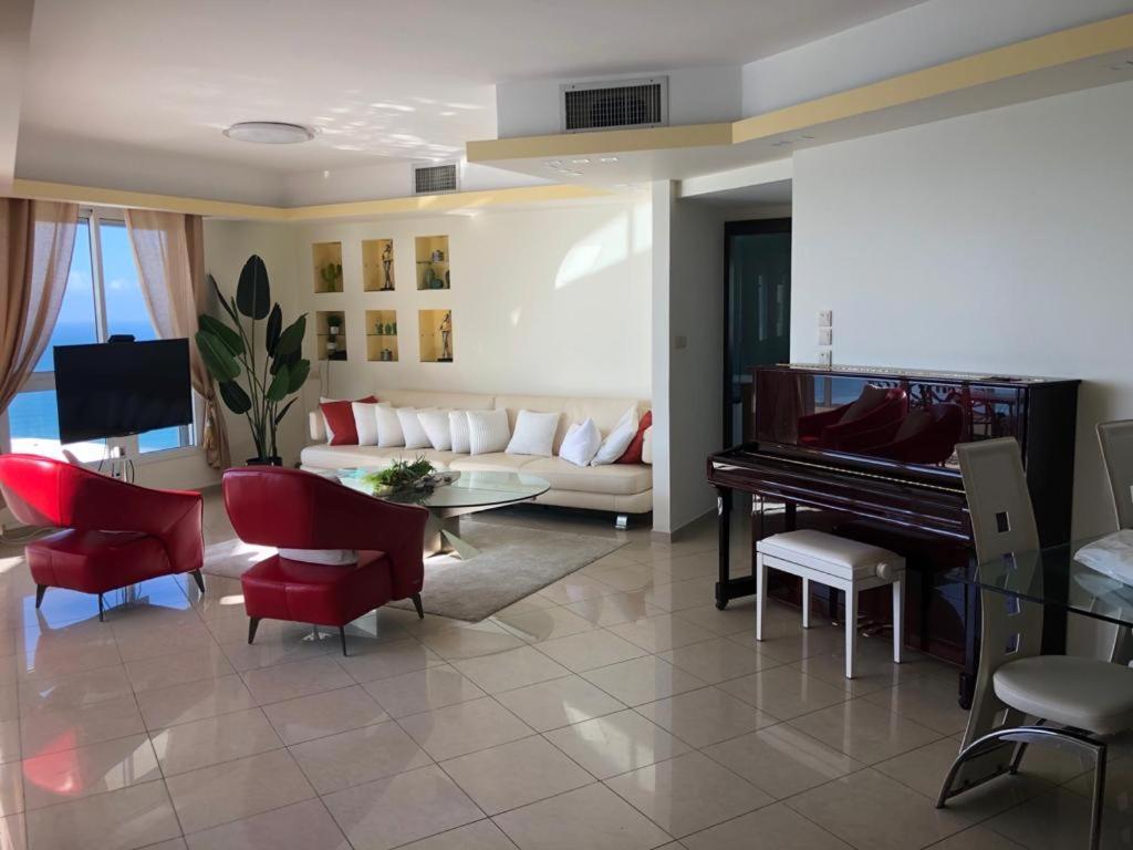 Sky Home Luxury Apartment With Sea View 바트얌 외부 사진