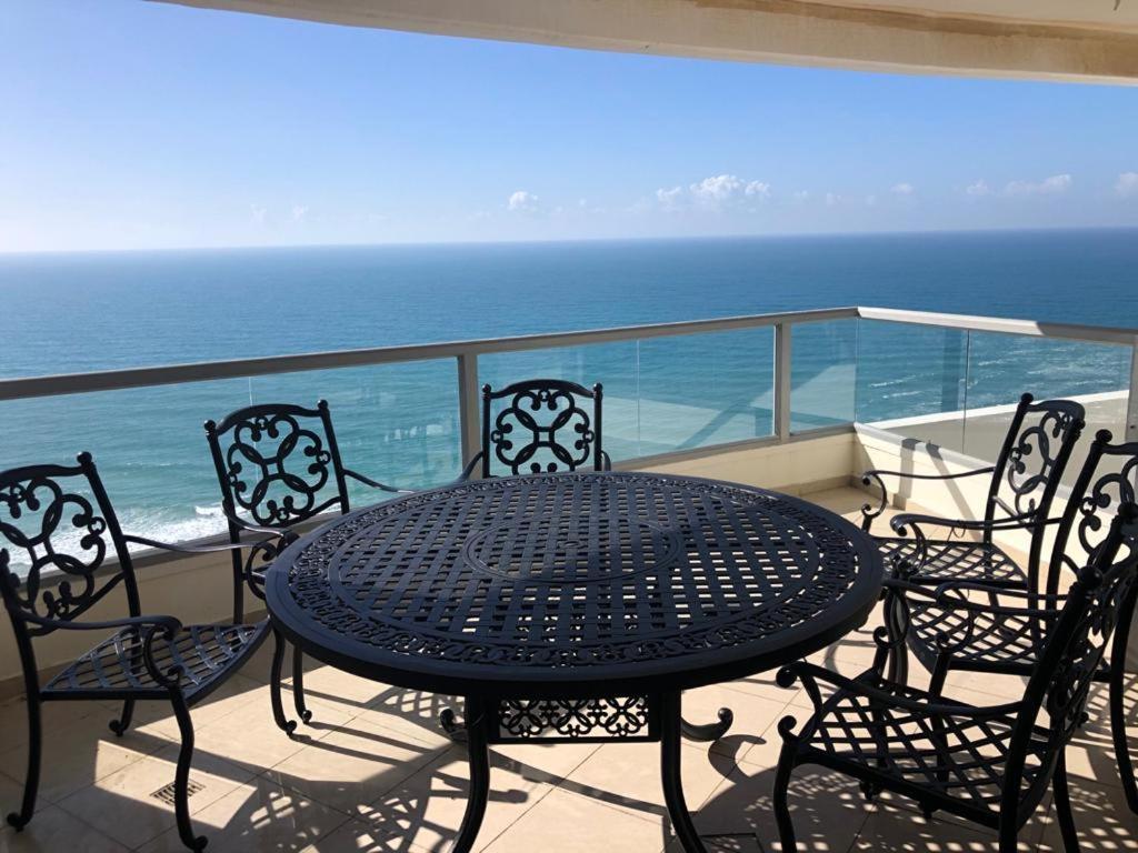 Sky Home Luxury Apartment With Sea View 바트얌 외부 사진